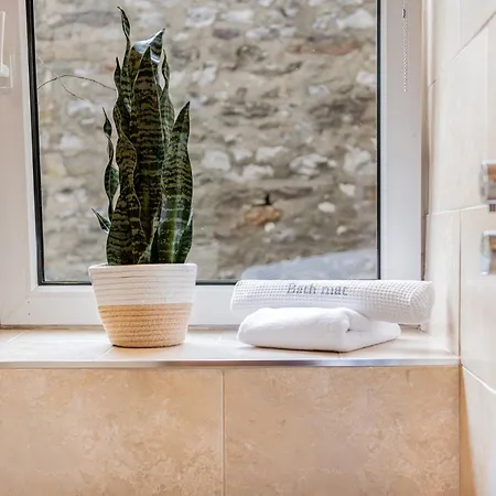 Weavers Newly Converted Luxurious Retreat *